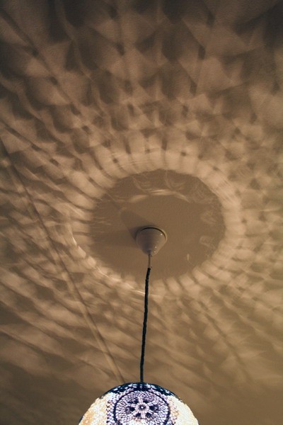 Ажурные блики на потолке от кружевного светильника