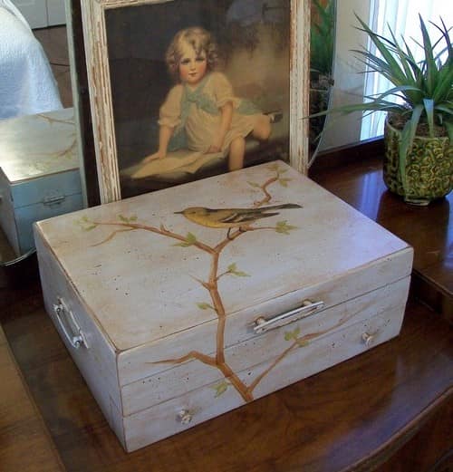 Декор старого чемодана: роспись или декупаж