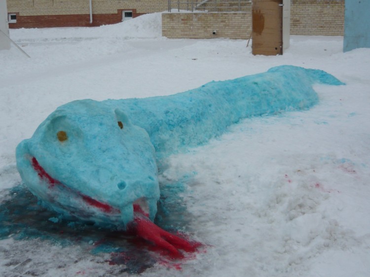 Лепим вместе с детьми змею из снега