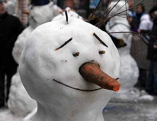 Позитивный снеговик - улыбка из веточки