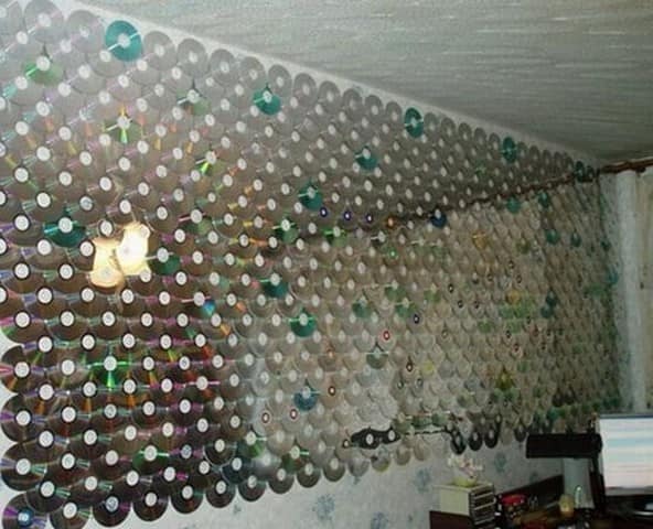 Необычный способ украсить стену и визуально расширить пространство посредством CD дисков