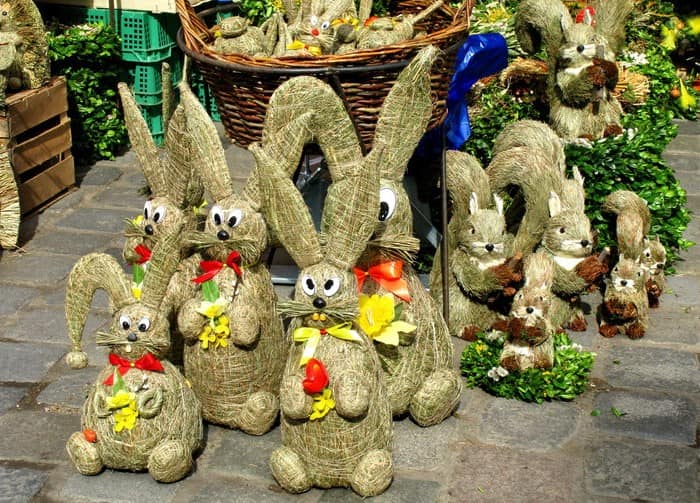 Забавные зайцы, сделанные из соломы