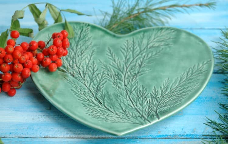 Необычная тарелка в отпечатками растений