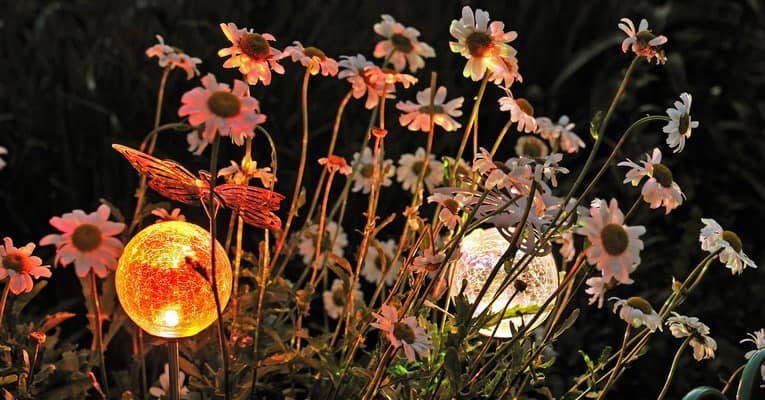 Маленькие садовые светильники в траве фото