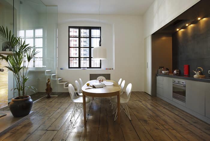 Белые стены и деревянные полы квартиры в стиле Лофт в Милане на фото
