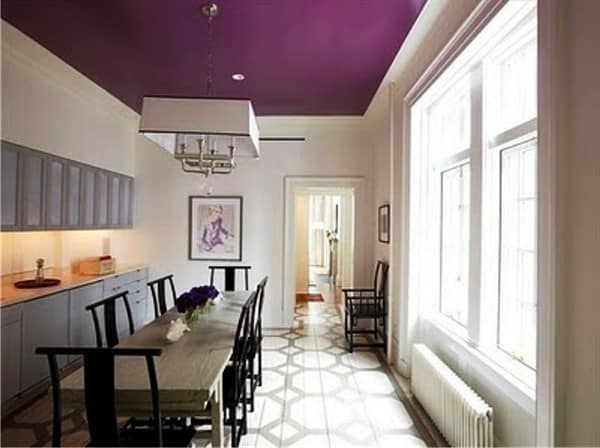Фиолетовый потолок — украшение для строгого интерьера. Он удачно отвлекает внимание от излишне длинного помещения