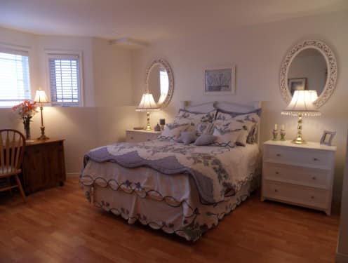 Круглые и овальные зеркала для декора спальни