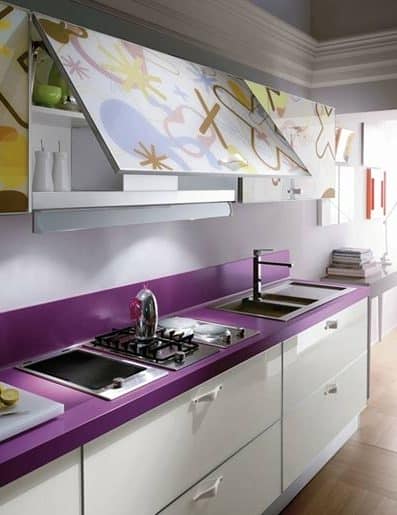 Кухня с фиолетовой столешницей