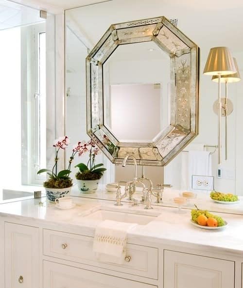 Зеркало над умывальником в ванной комнате фото