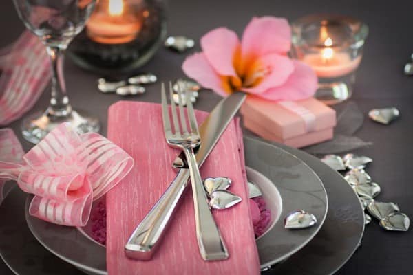 Розовые салфетки в декоре стола на день святого Валентина