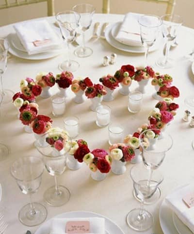 Сердечко из цветов в вазочках на столе 14 февраля