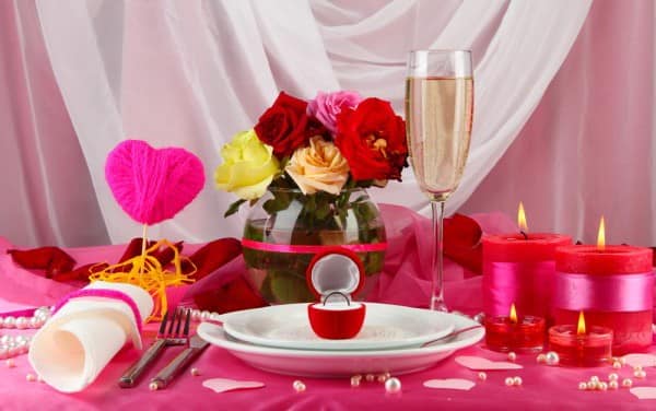 Розовая скатерть и декор стола атласными лентами 14 февраля