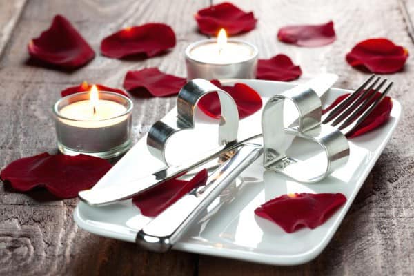 Свечи для декора стола на день святого Валентина