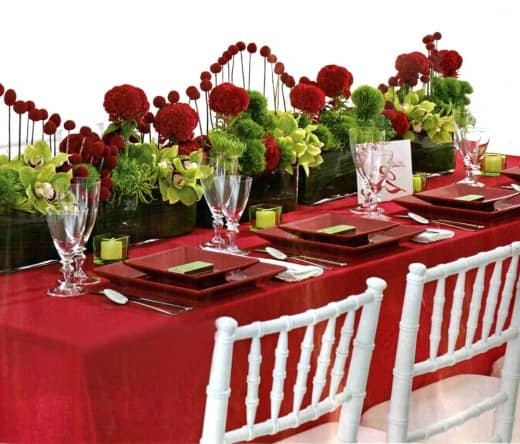 Красная скатерть для сервировки стола на 14 февраля