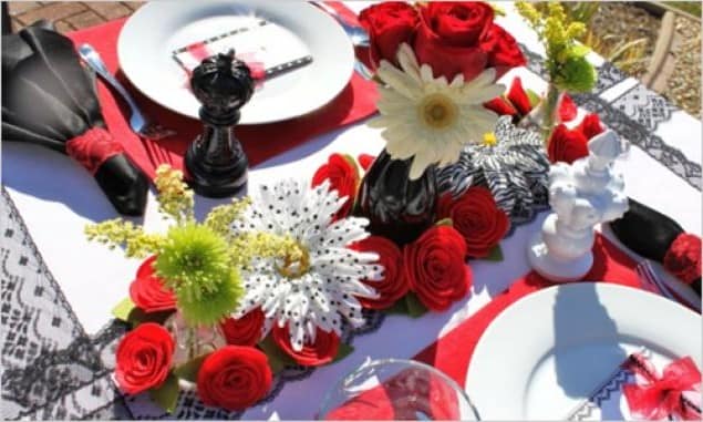 Сервировка стола на 14 февраля с цветами