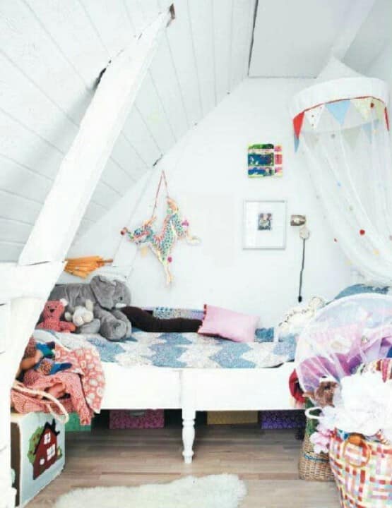 Уютная детская комната под крышей