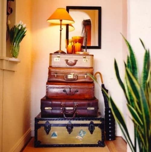 Стойка-стол из нескольких чемоданов разного размера