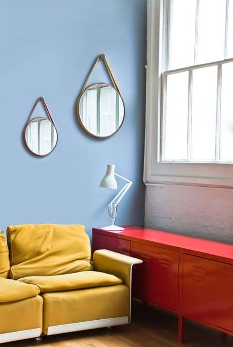 Два простых зеркала в интерьере гостиной фото