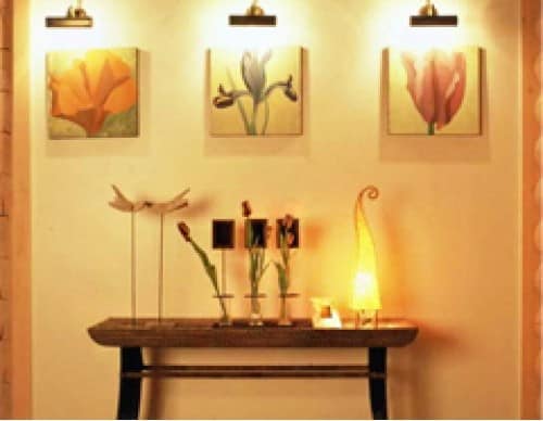 Светильник в гостиной для декора + подсветка настенных картин