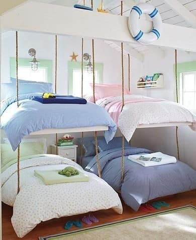 Подвесные кровати для четырех детей в детской