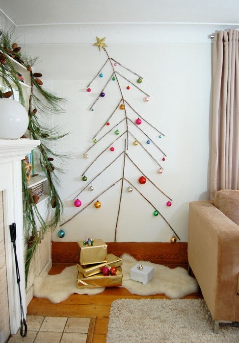 Плоская елка для новогоднего декора и зрительного увеличения прихожей