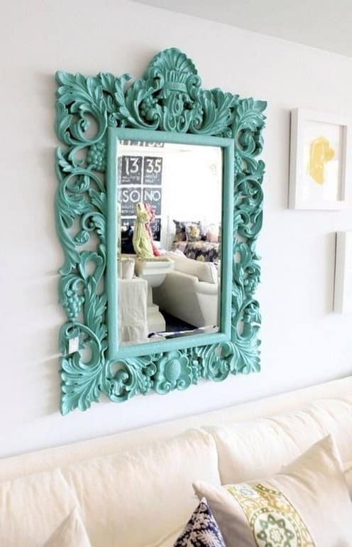 Вешаем зеркало над диваном для декора гостиной фото