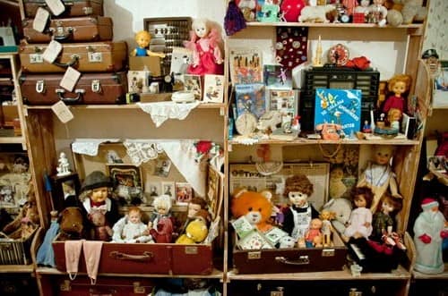 Система для хранения детских игрушек из старых чемоданов