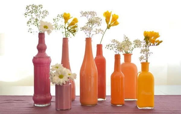 Яркие вазы из стеклянных бутылок своими руками