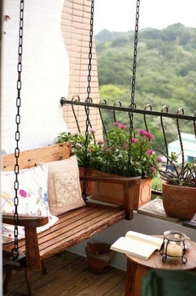 Подвесная скамейка для отдыха на открытом балконе