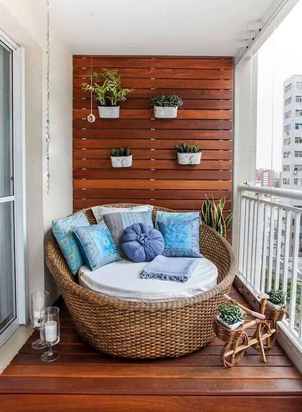Плетеное кресло на маленьком балконе