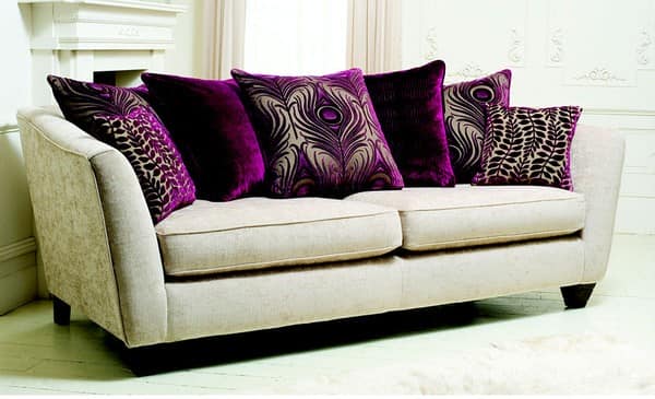 С помощью фиолетовых подушек можно создать ощущение роскоши