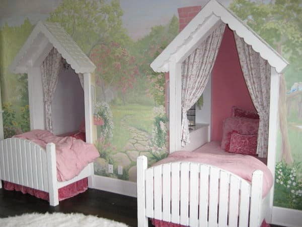 Детская комната для двух девочек - кровати в нишах