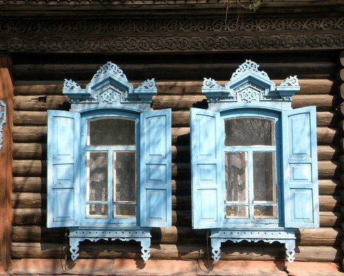 Деревянные ставни на даче в русском стиле