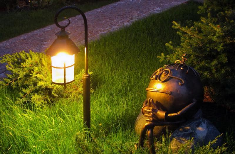 Миниатюрный светильник-фонарик и садовая фигурка