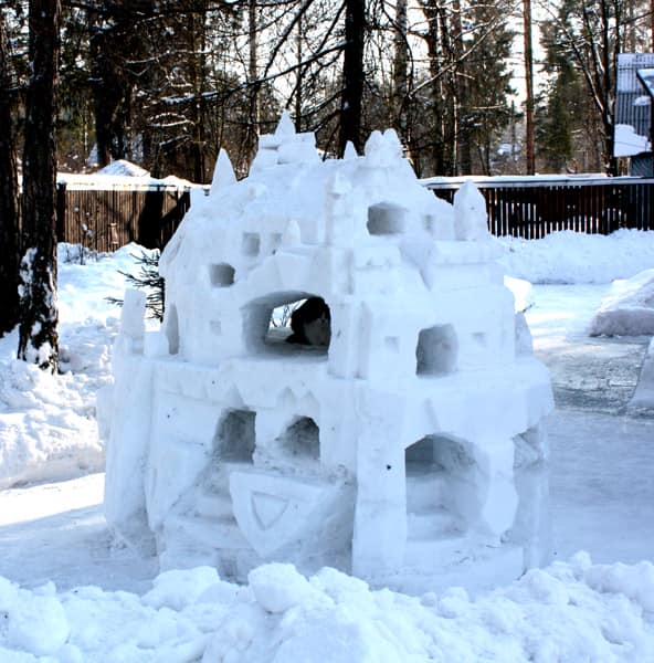 Самодельный снежный дворец