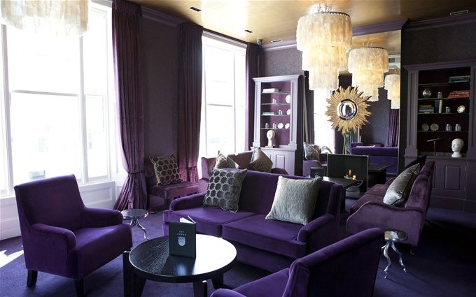 Фиолетовый диван в темном интерьере фото
