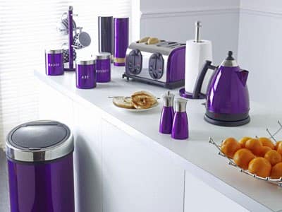 Фиолетовая посуда на белой кухне