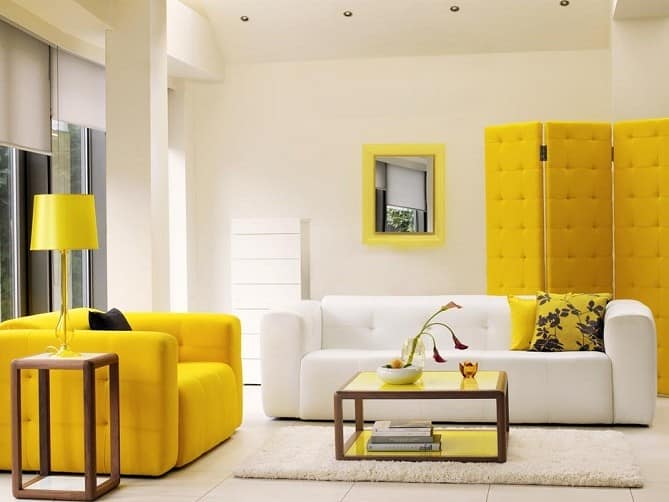 Сочетание желтого и белого: диваны в гостиной