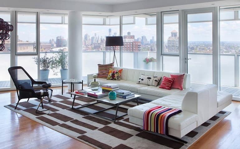 Уютная гостиная с панорамным видом на Нью-Йорк