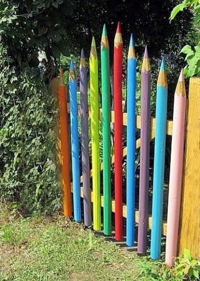 Калитка в виде цветных карандашей