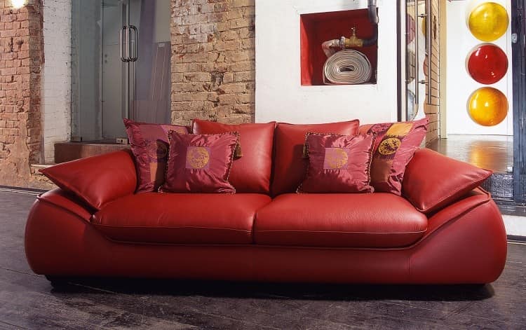 Яркий красный диван в интерьере фото