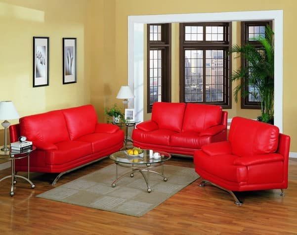 Яркие красные диваны и кресла