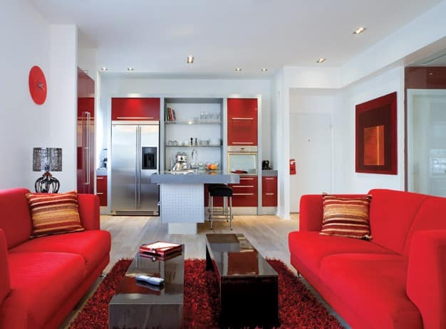 Два красных дивана в гостиной 