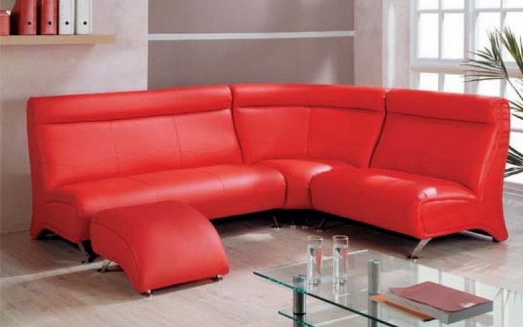 Яркий красный диван в гостиной