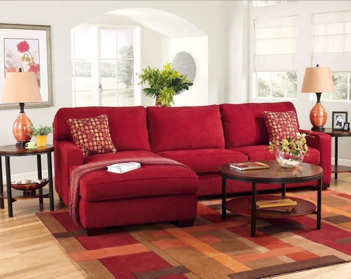Темный красный диван в интерьере фото