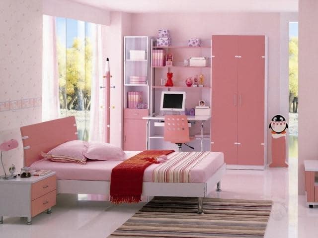 Кровать для девочки-подростка в розовой детской комнате