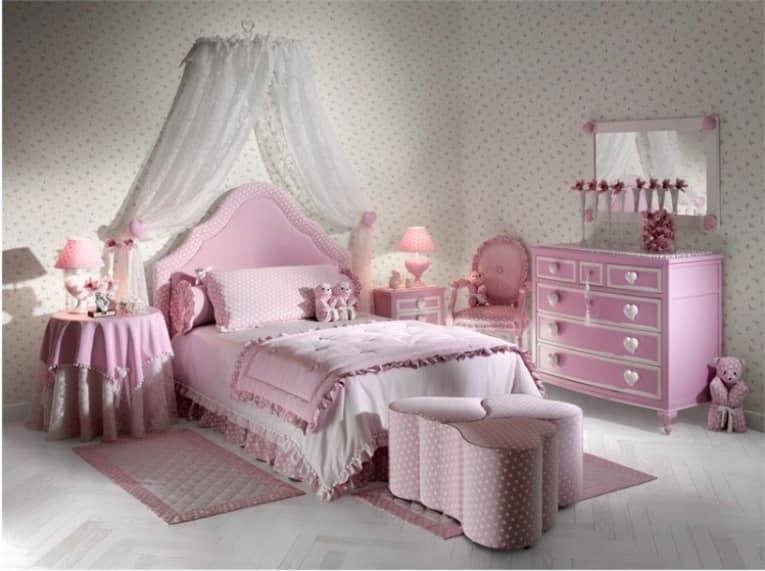 Детская кровать в спальне для маленькой принцессы