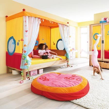 Кровать для девочки и домик для детских игр одновременно