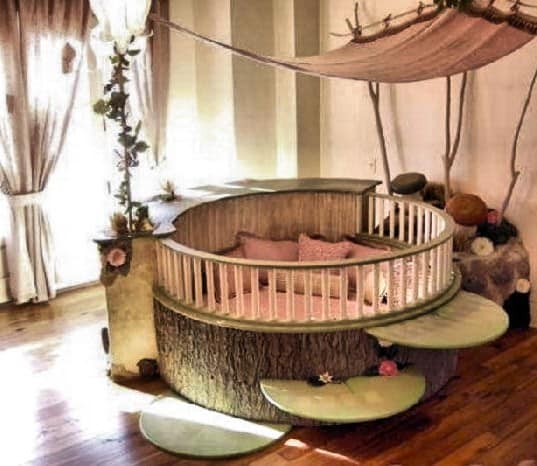 Кровать для девочки необычной формы в виде дерева