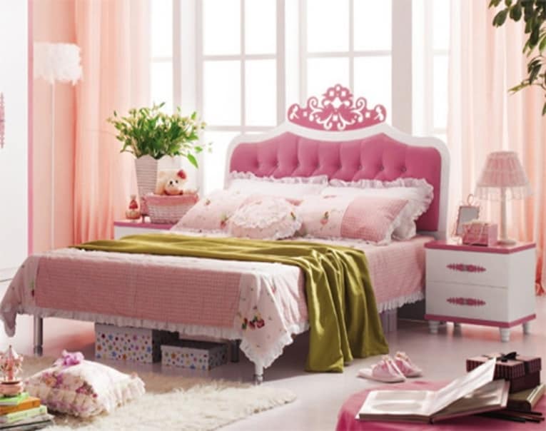 Розовая кровать в спальне для девочки фото